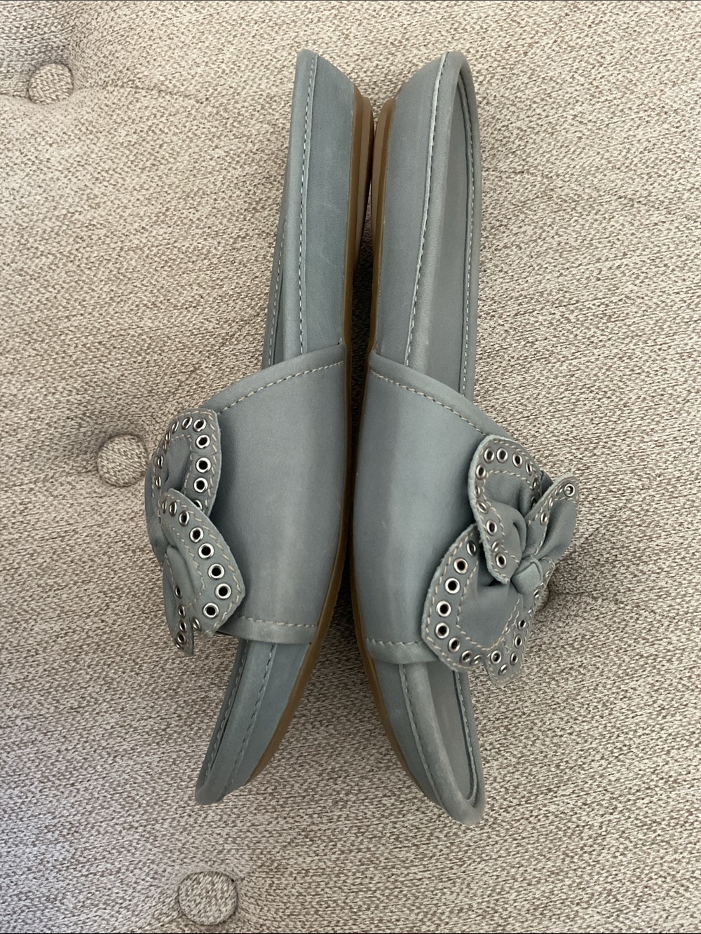 b. makowsky Gray Slide Mules with Floral Eyelet Accent Size 8 - Picture 5 of 7